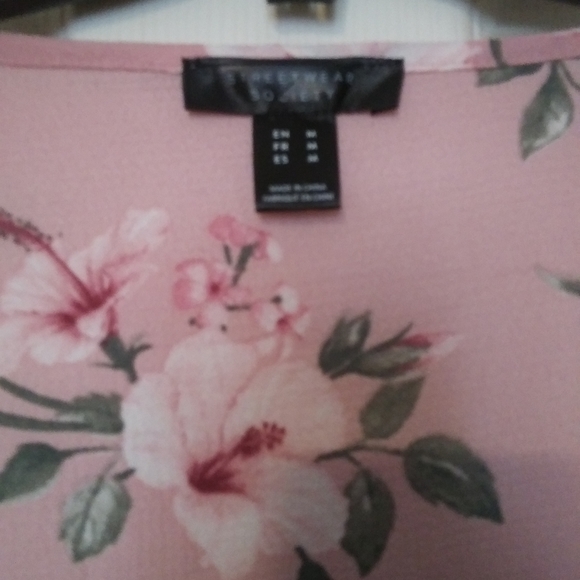 Pink top from sirens. Beautiful for the summer. - Picture 2 of 4